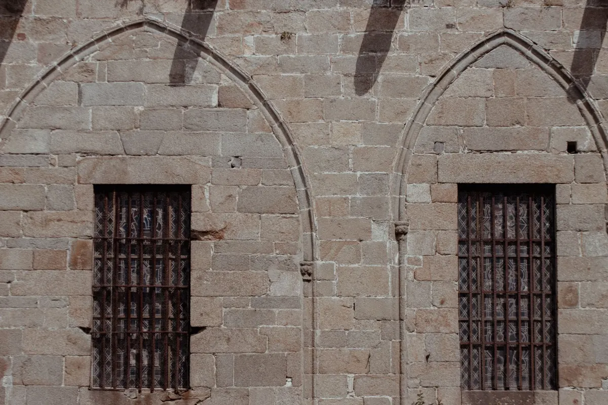 Romanesque vs Gothic Abbeys: How to Tell Them Apart in 10 Features